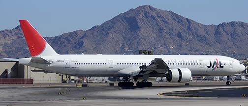 Japan Airlines 777 at Phoenix Sky Harbor, March 22, 2012